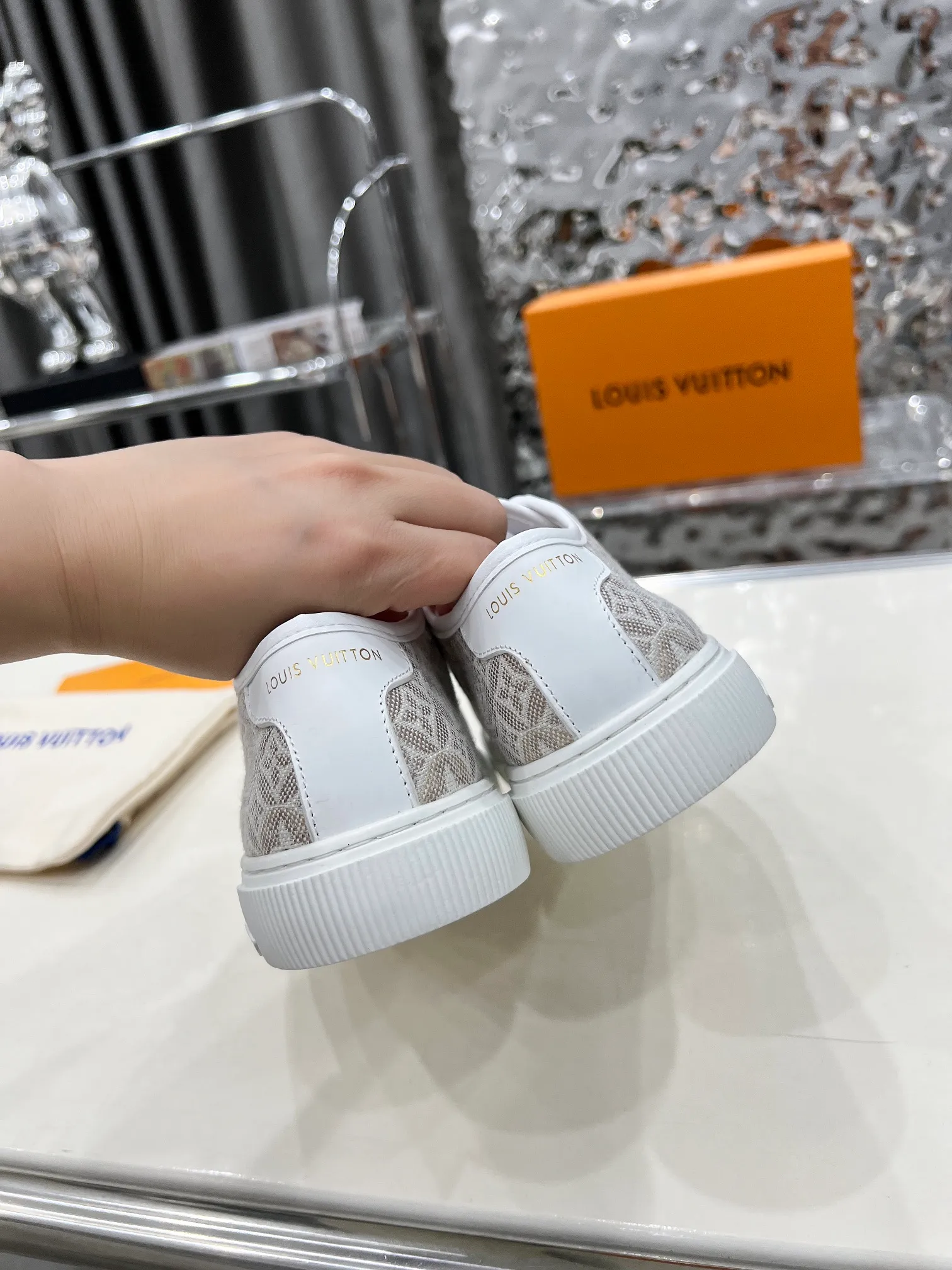 👟👟Ex-factory price 420👟👟 New arrival🆕🆕🆕 This LV Lagoon sneaker is made of lightweight canvas embroidered with the handwritten Louis Vuitton Paris logo. It highlights the casual summer atmosphere with a trendy and simple configuration, and can easily brighten up various looks. Monogram flowers bloom on the soft rubber sole. Code number: 35~41, multiple colors available! Oil edges + TPU outsole + drawer box packaging